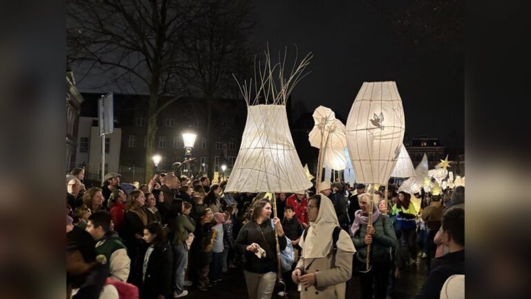 Lichtsculptuur bouwen voor de parade — festival in Bilthoven